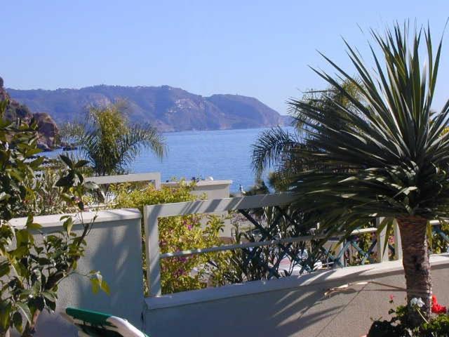 Amplio En Primera Linea Playa Burriana , Luminosa Terraza Con Vistas Al Mar Apartamento Nerja