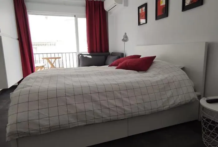 Centrally Located Studio Apartment In Central Nerja 2H