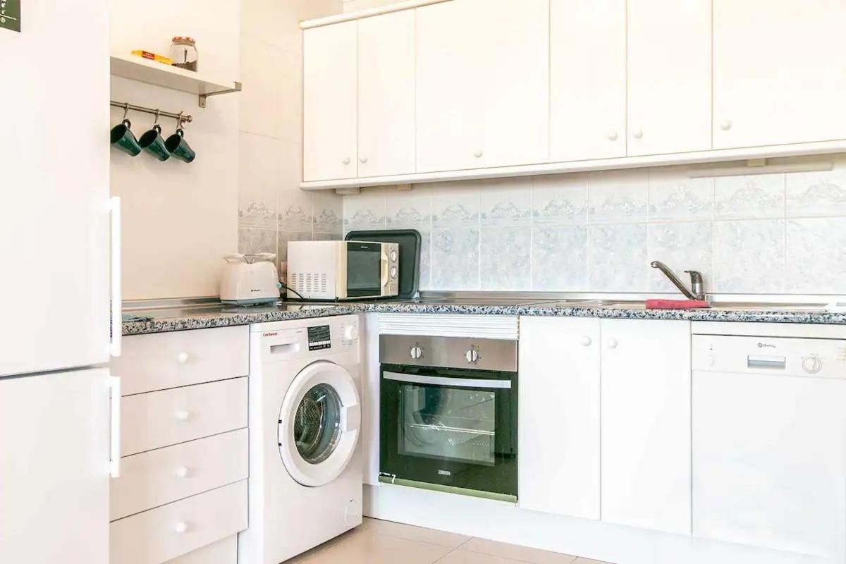 Vacation Quiet & Close To Beach Apartment *