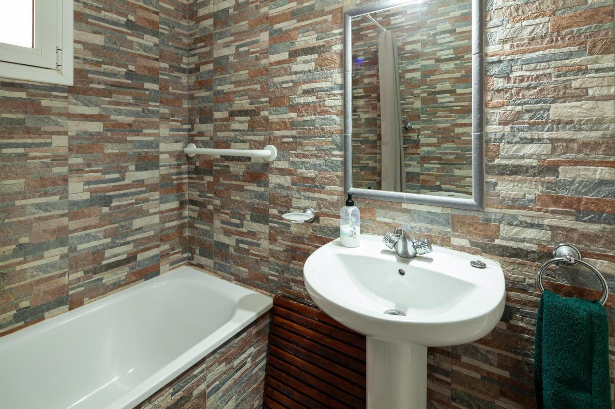 Bright Spacious 1 Bed Nerja
