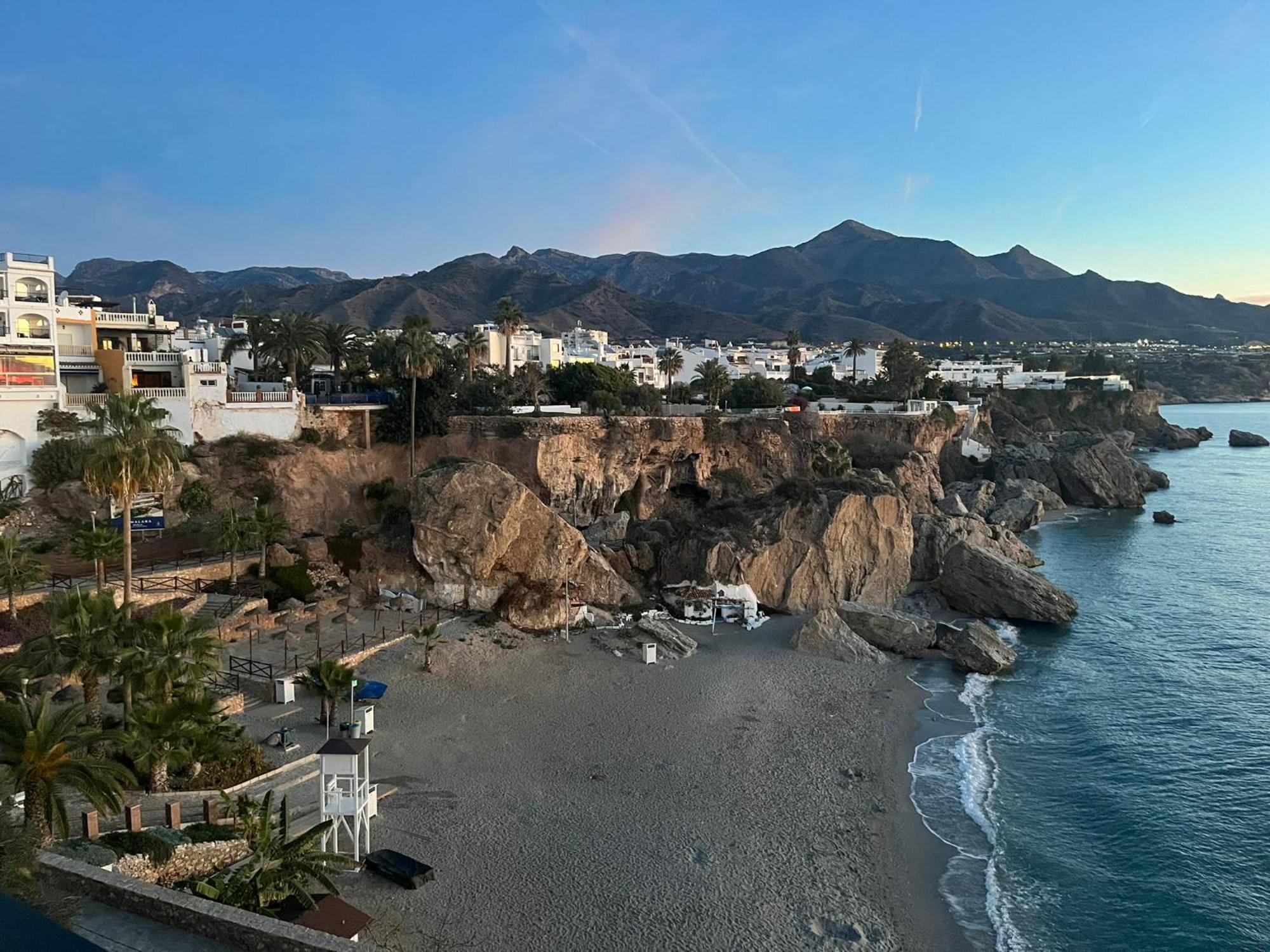 Apartamento Nuevo Con Parking Y A 300 Metros Playa Nerja