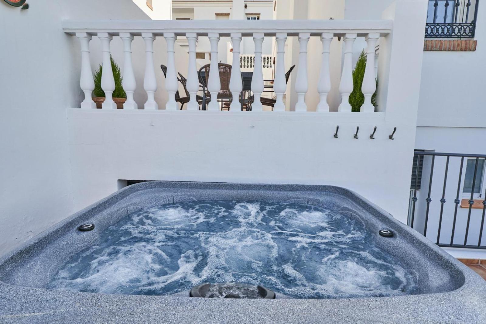 Pura - Private Jacuzzi & Heated Pool Vakantiehuis *