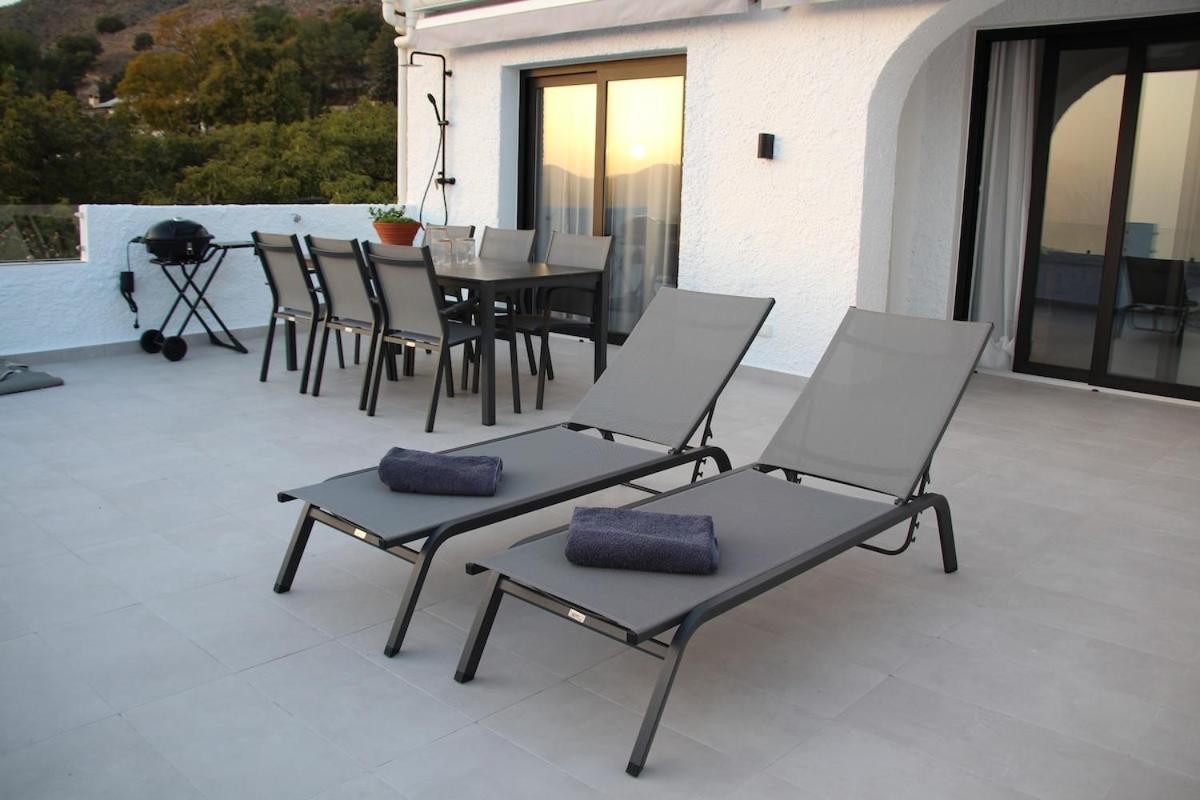 Completely Renovated Large Apt, Amazing Sea Views