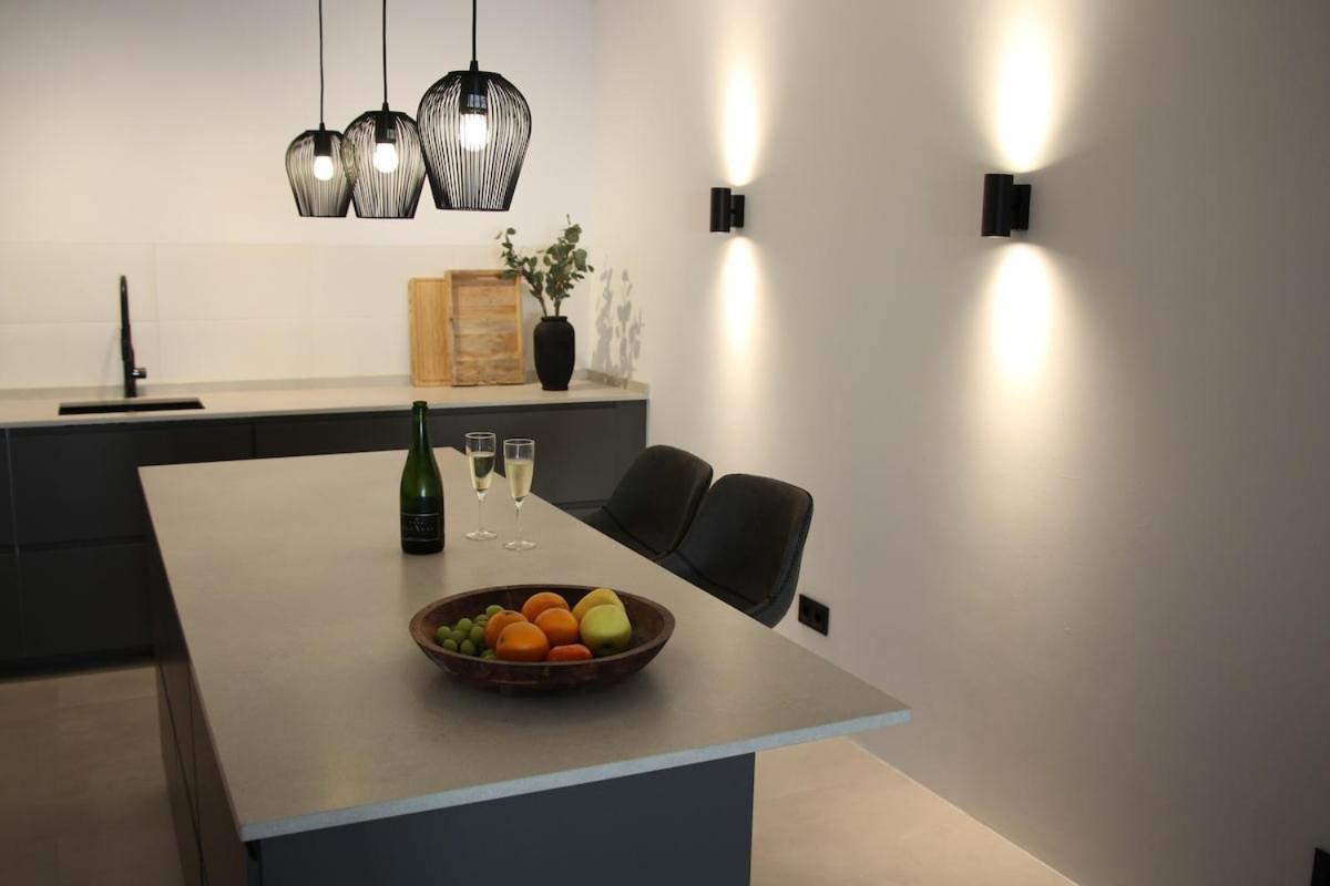 Completely Renovated Large Apt, Amazing Sea Views *