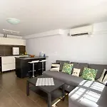 Modern Apartment, Walking Distance Of The Sea