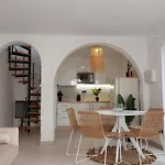 New Boho Home With Balcony, Private Garden And Communal Pool