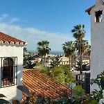 New Boho Home With Balcony, Private Garden And Communal Pool