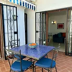 Casa con terraza y hermoso jardín comunal