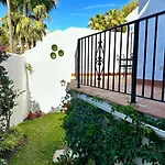 Casa con terraza y hermoso jardín comunal