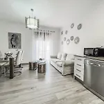Cd-1382 Two Bedroom Apartment With Terrace