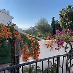 Casa con terraza y hermoso jardín comunal