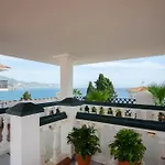 Little Lola, Carabeo Nerja