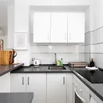 Modern Apartment In The Centre