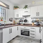 Chic Retreat With A Spacious Garden, Near Burriana Beach