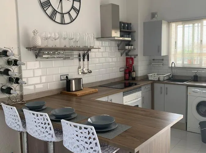 Tres Hermanos - Spacious Modern 2 Bedroom Apartment