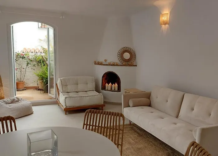 New Boho Home With Balcony, Private Garden And Communal Pool