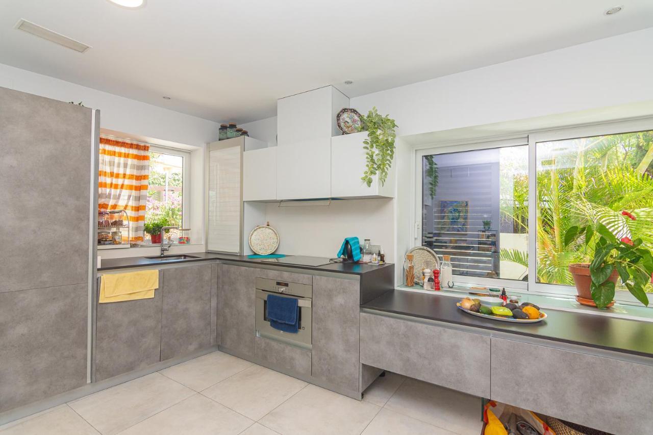 Villa Con Piscina Privada En Calle Carabeo *