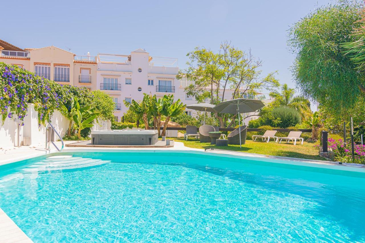 Villa Con Piscina Privada En Calle Carabeo Nerja