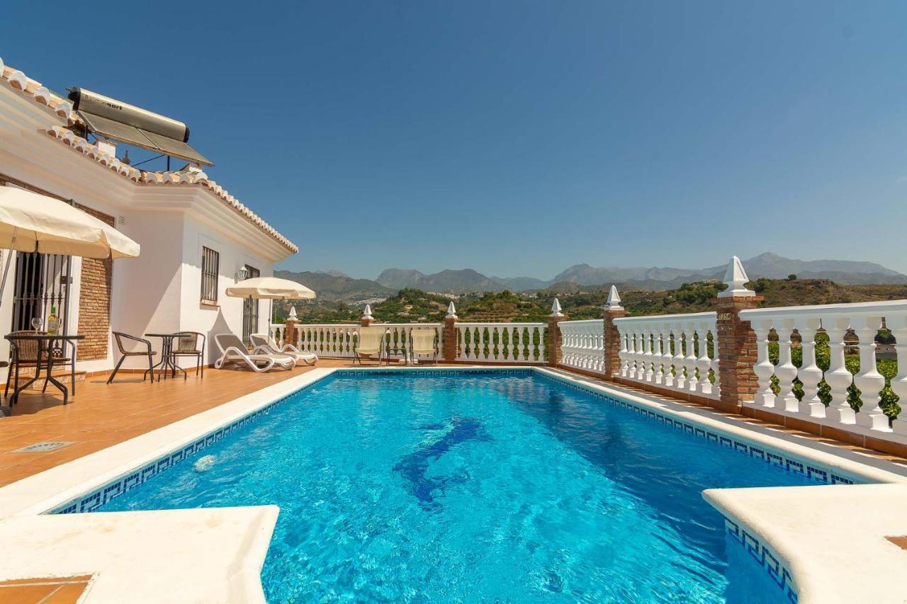 Andalucía: Cerca De Todo, Intimidad Y Espacio Villa Nerja