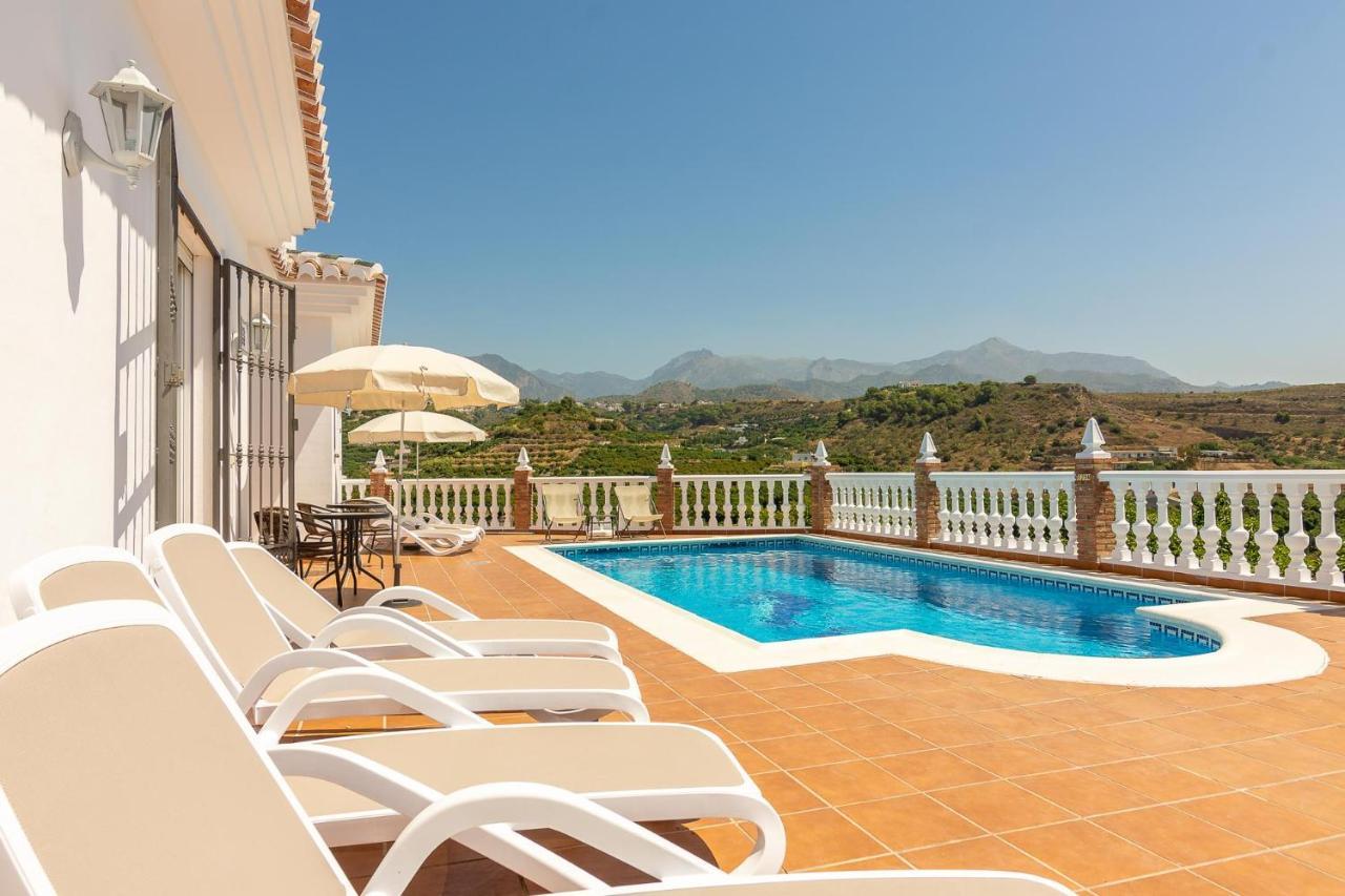Andalucía: Cerca De Todo, Intimidad Y Espacio Nerja