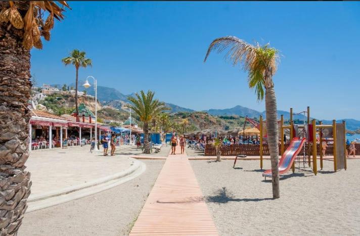En Playa De Burriana Rubarsal * Nerja