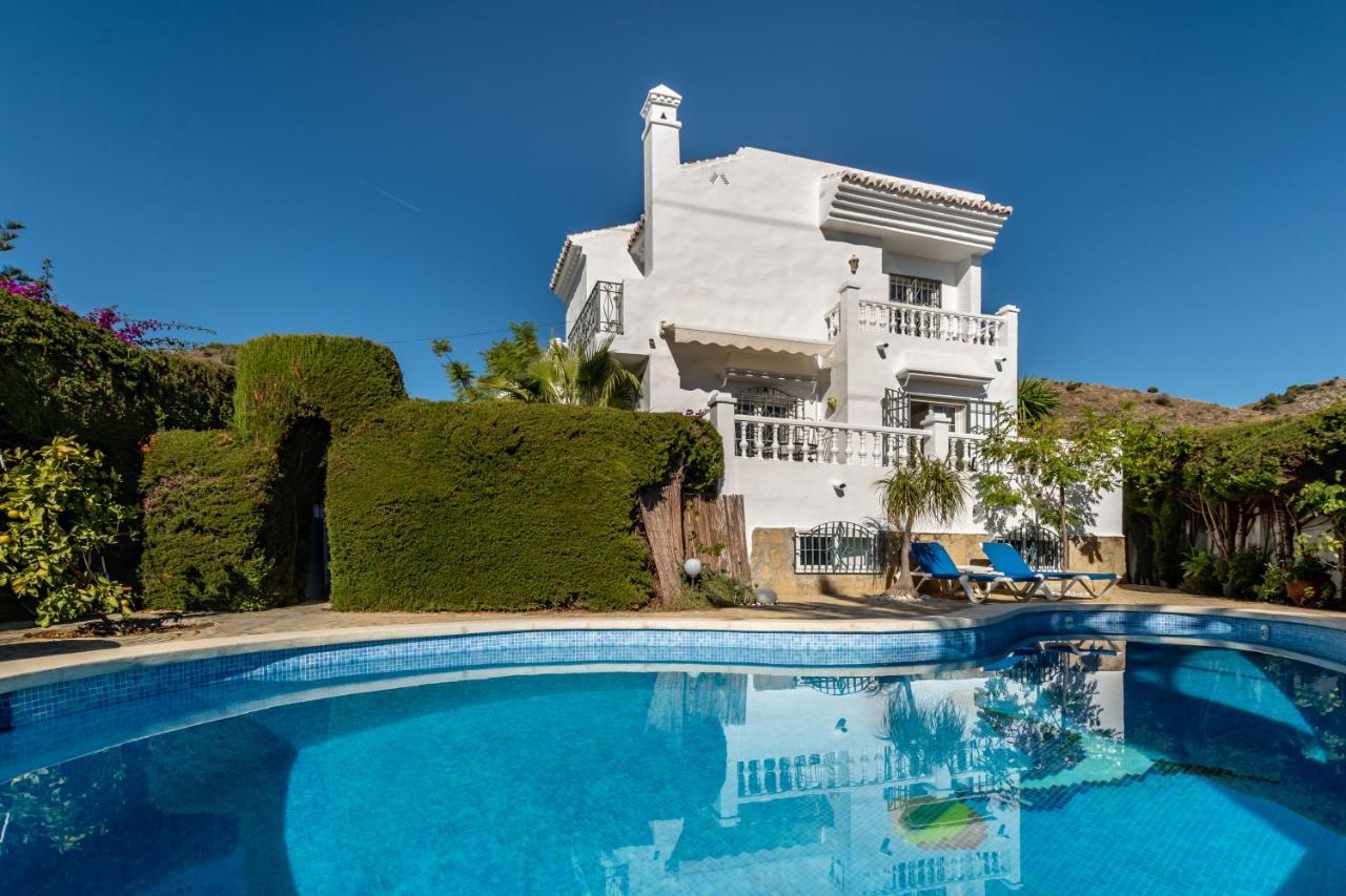 Villa Olivos, *