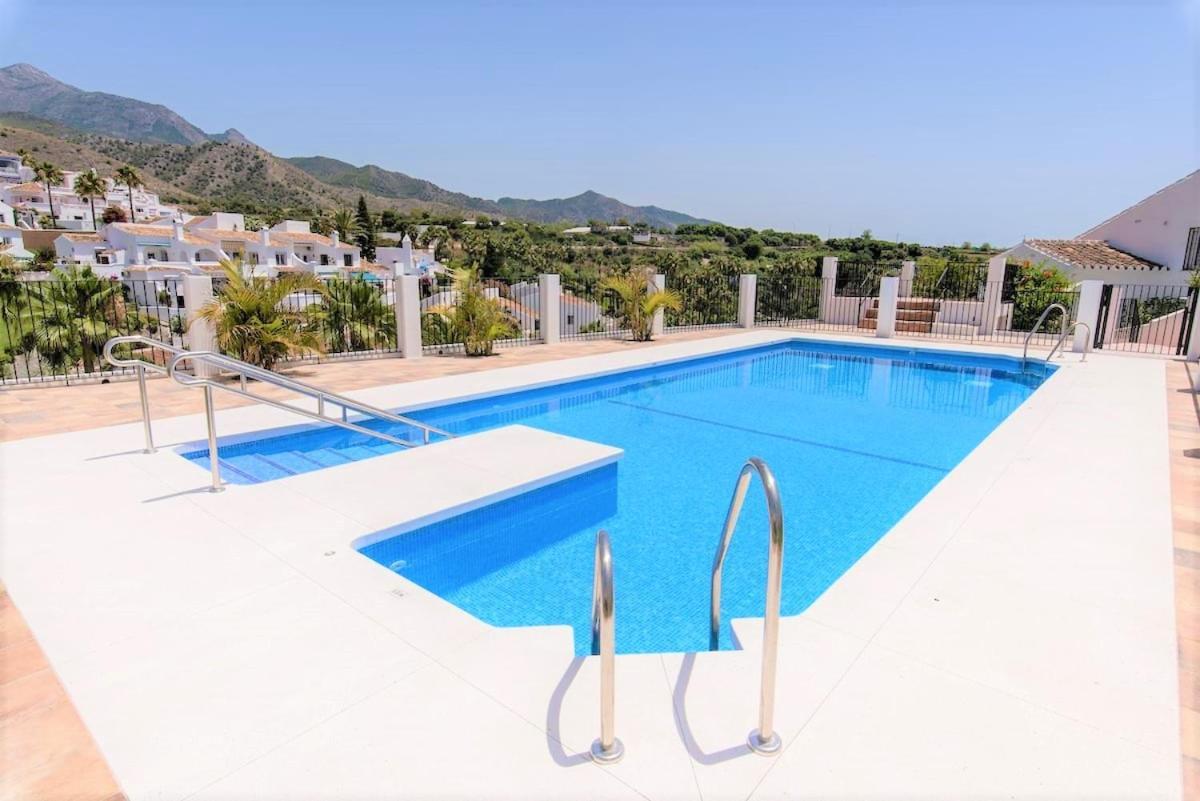 Lovely 2 Bedroom In Oasis De Capistrano, Apartamento Nerja