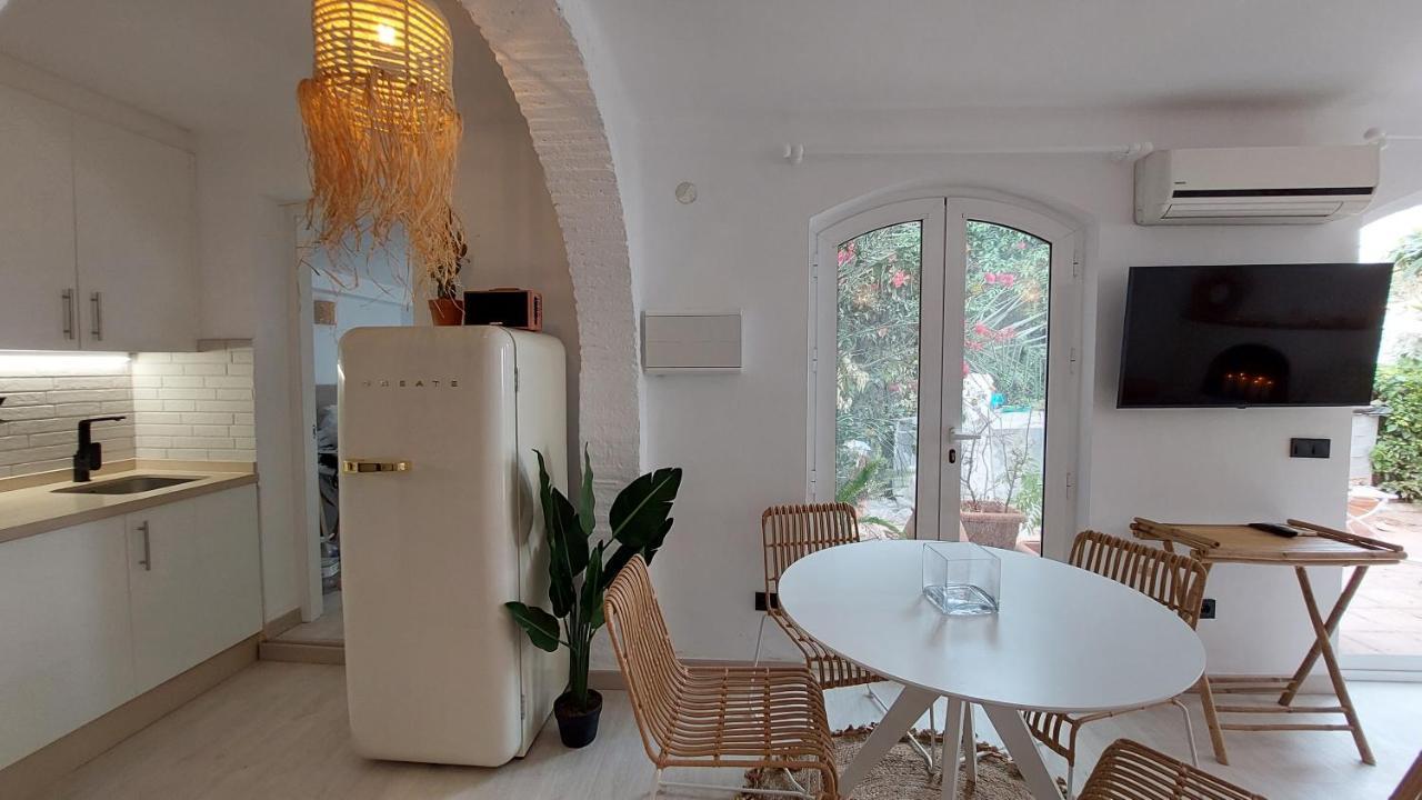 New Boho With Balcony, Private Garden And Communal Pool Vakantiehuis
