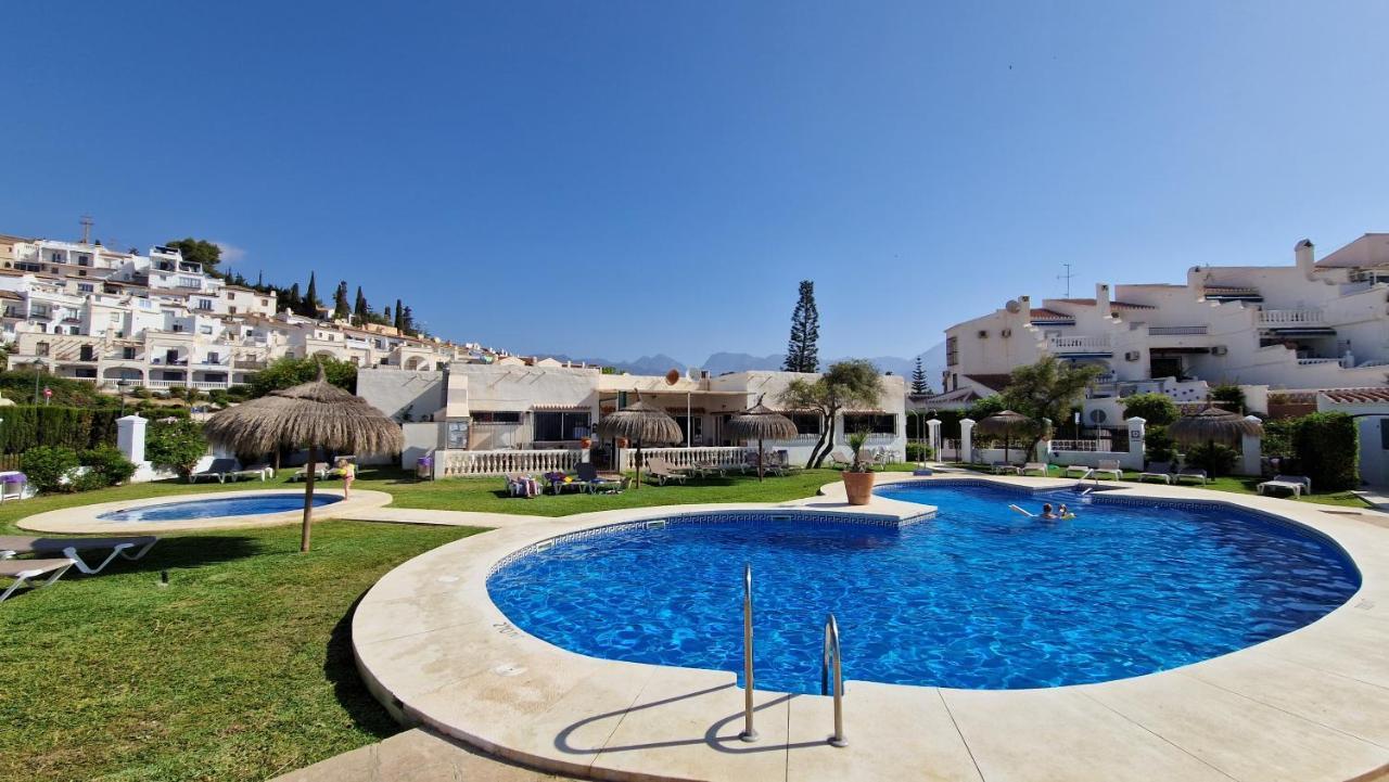 Stilfullt Naera Pool Och Strand. Nerja