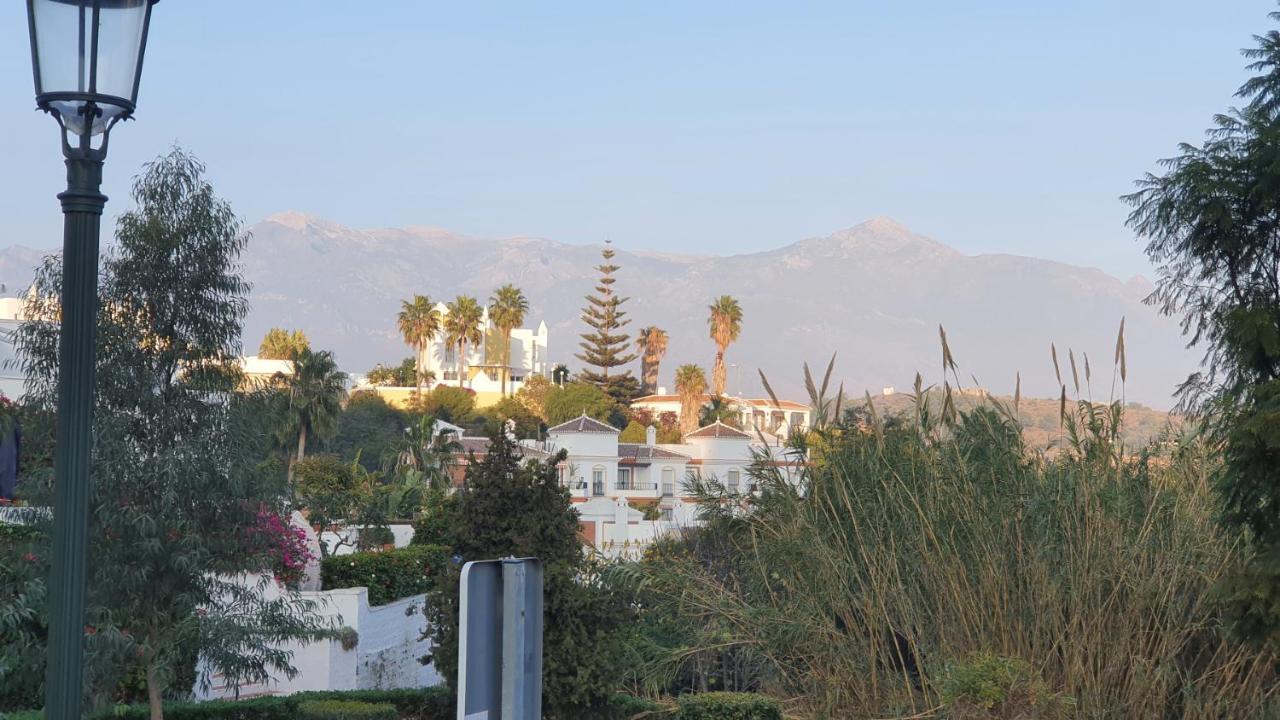 Stilfullt Naera Pool Och Strand. Nerja