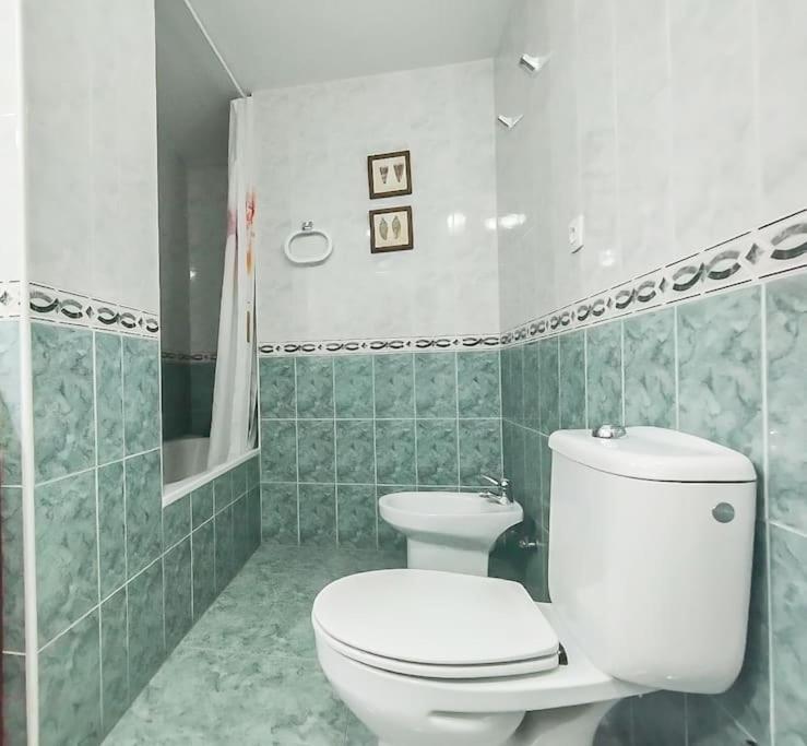 Spacious 4 Bedroom With Parking In Town Centre, Apartamento *