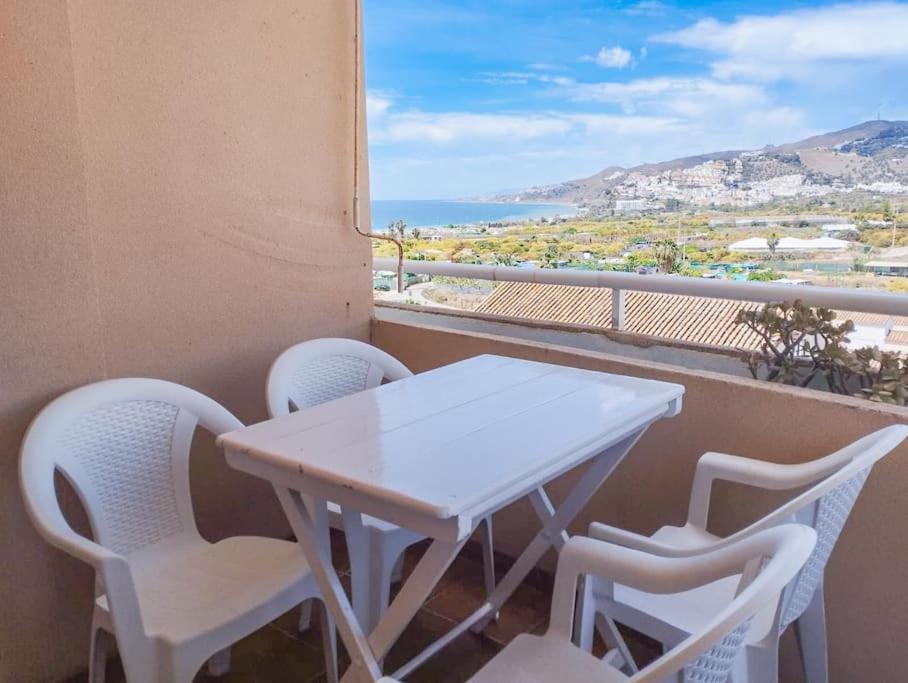 Spacious 4 Bedroom With Parking In Town Centre, Apartamento