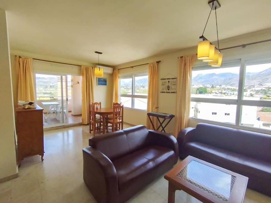 Spacious 4 Bedroom With Parking In Town Centre, Apartamento Nerja