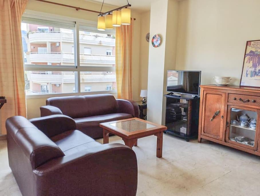 Spacious 4 Bedroom With Parking In Town Centre, Apartamento *
