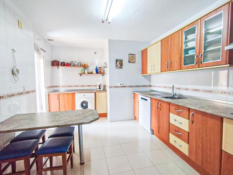 Spacious 4 Bedroom With Parking In Town Centre, *