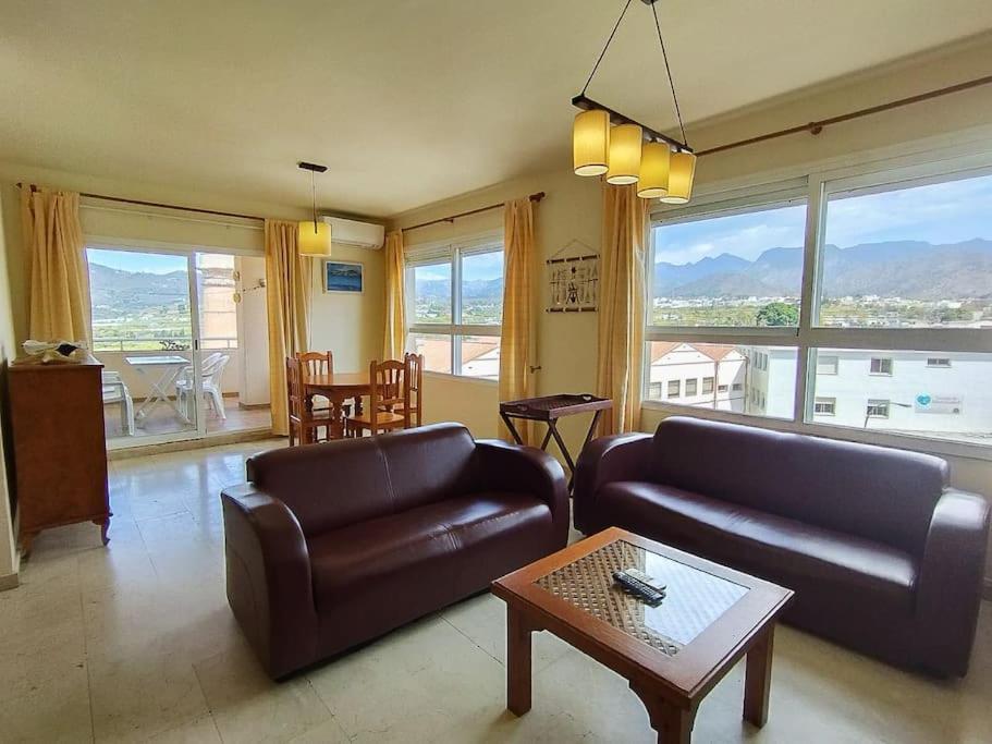 Spacious 4 Bedroom With Parking In Town Centre, Apartamento Nerja