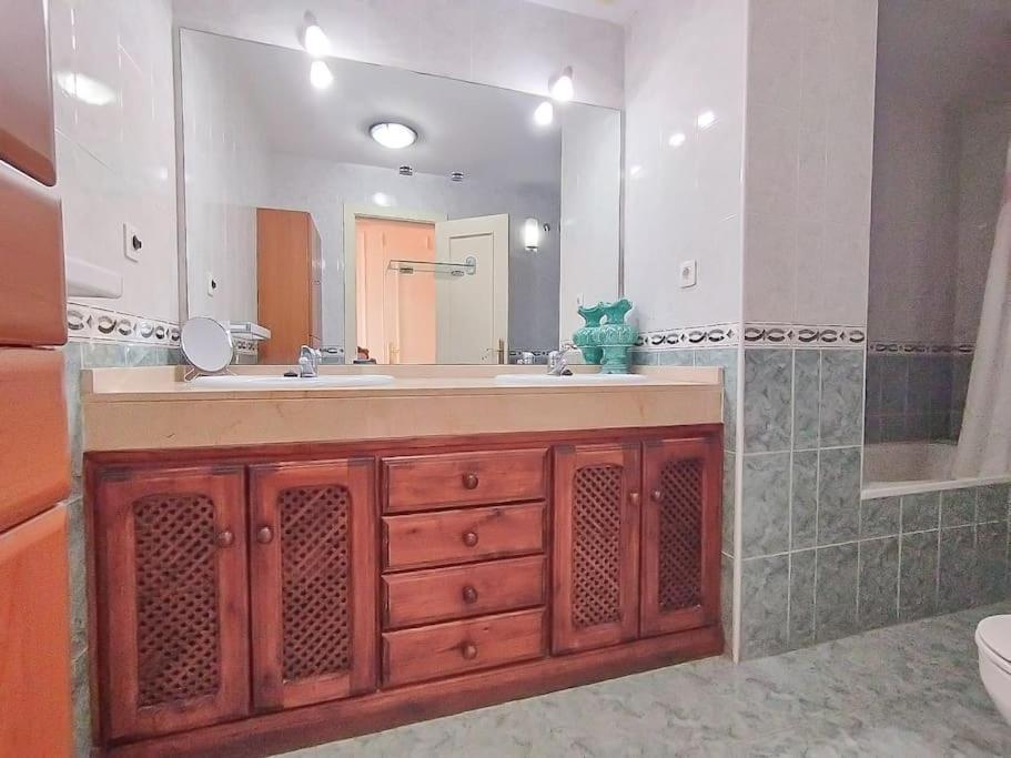 Spacious 4 Bedroom With Parking In Town Centre, Apartamento
