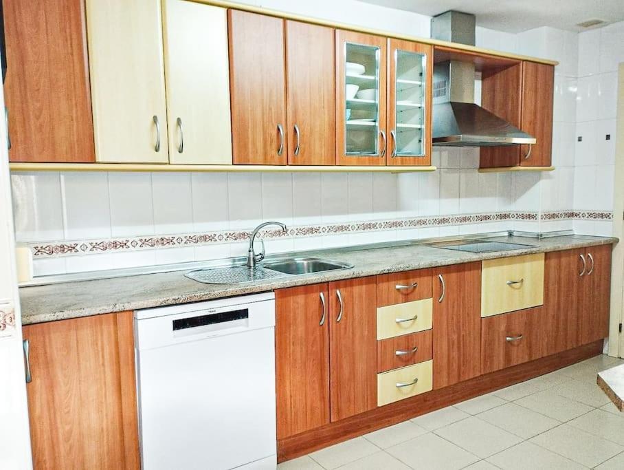 Spacious 4 Bedroom With Parking In Town Centre, *
