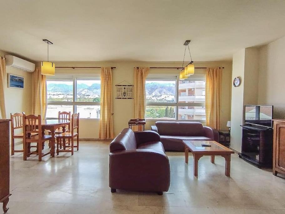 Apartamento Spacious 4 Bedroom With Parking In Town Centre,