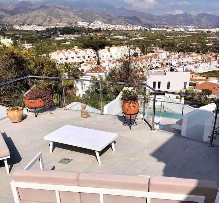 Modern + Infinity Pool. Views In Nerja! Pousada