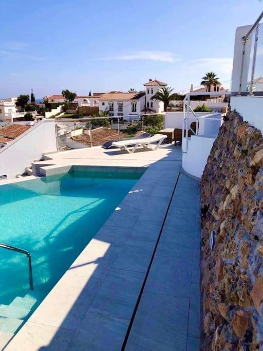 Modern + Infinity Pool. Views In Nerja! Pousada Nerja