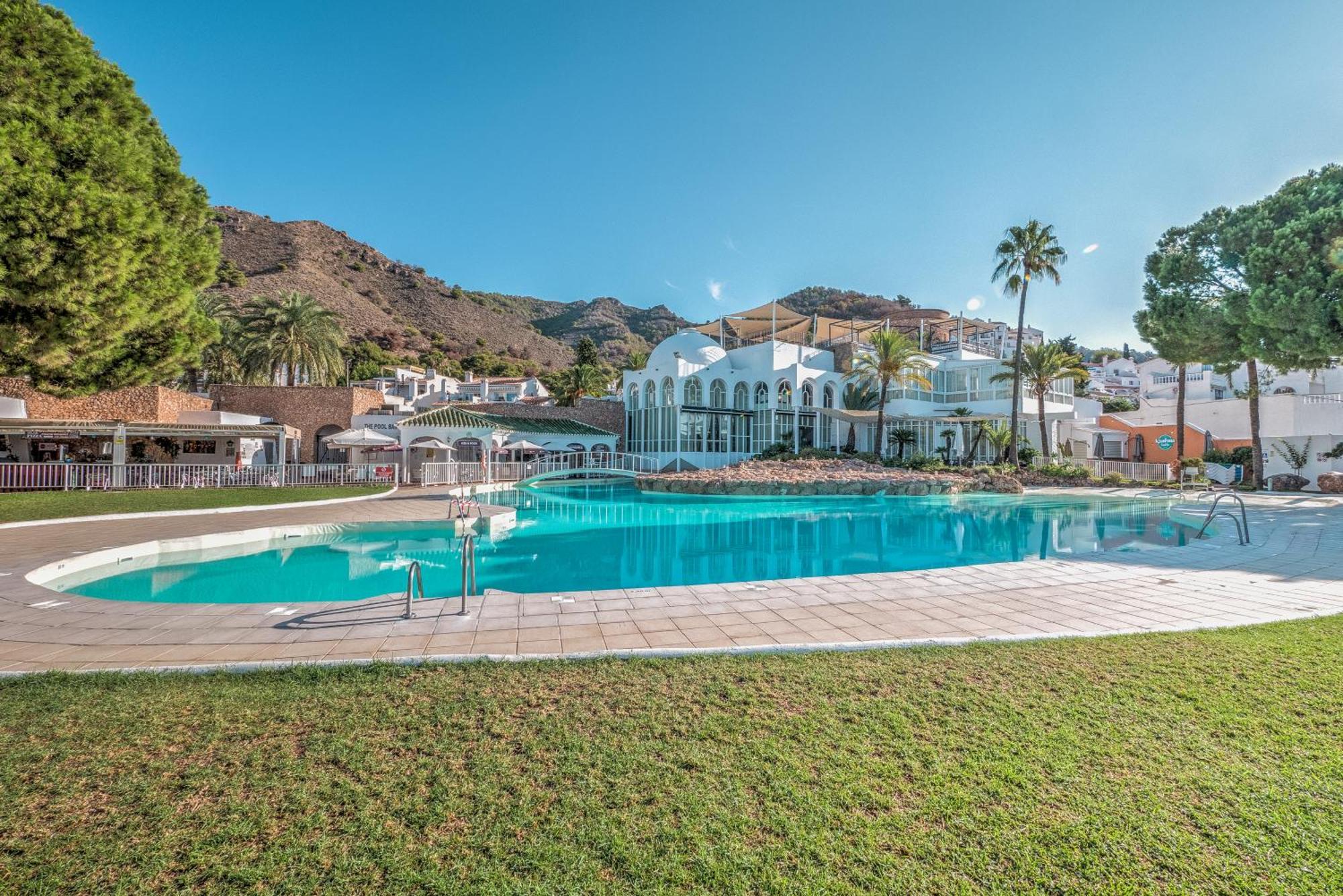 Newly Renovated In With Huge Pool Apartamento