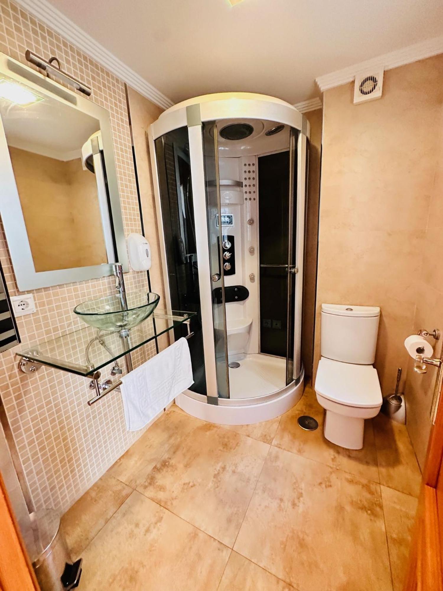 Atico Con Piscina Privada En El Corazon De Nerja! Vakantiehuis *