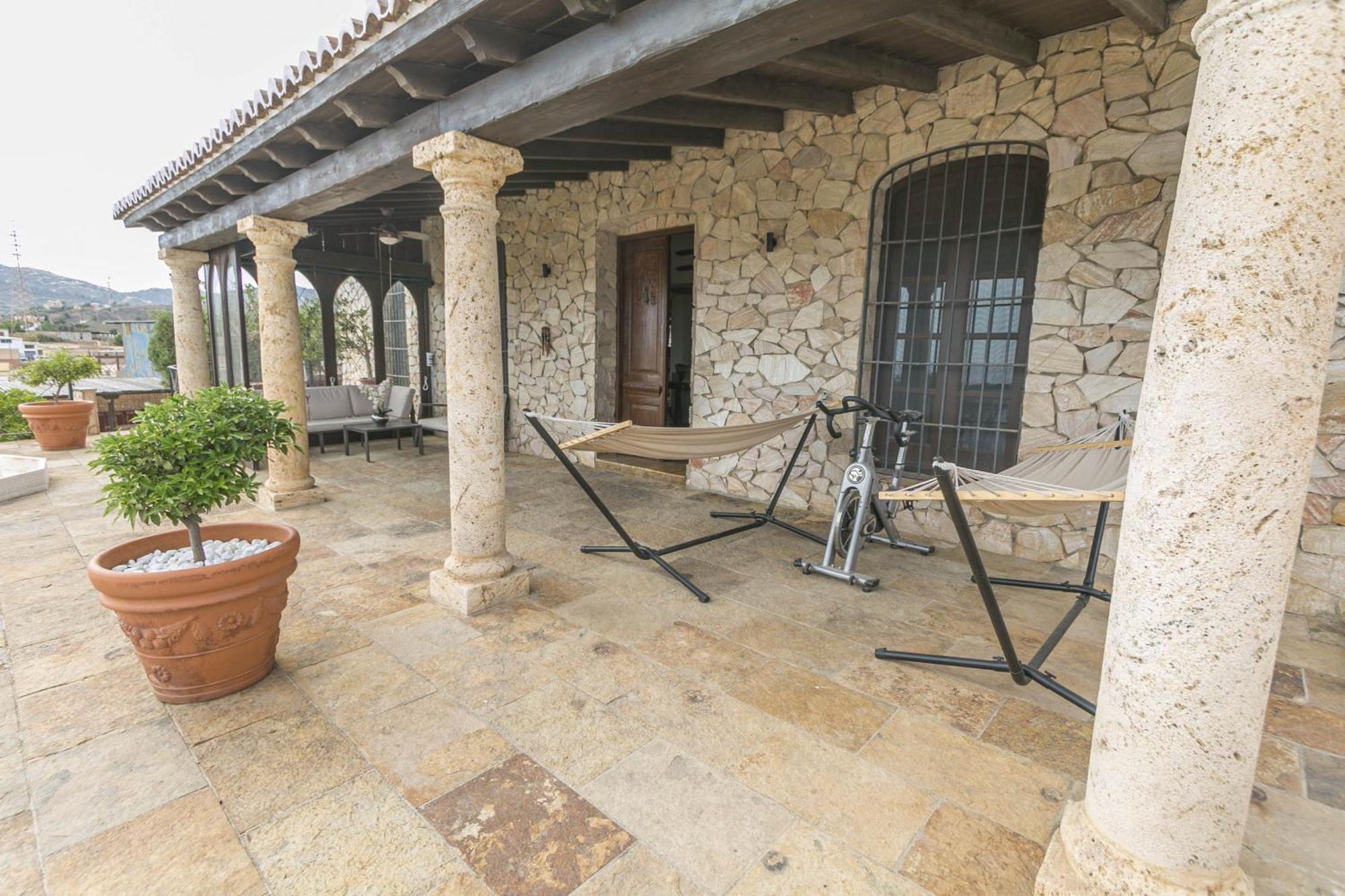 Leones Villa