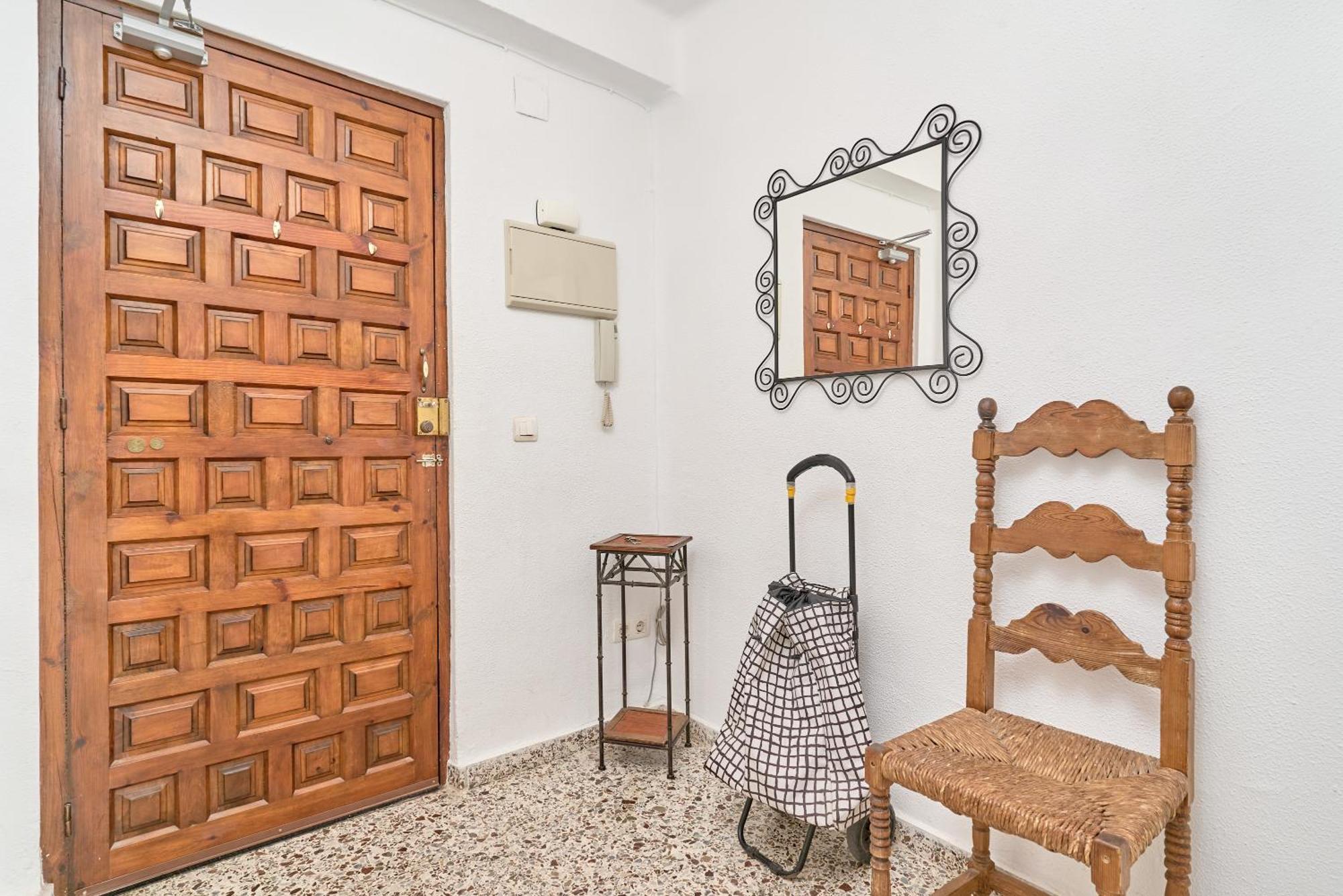 Bright And Spacious 2 Bed Apartment *