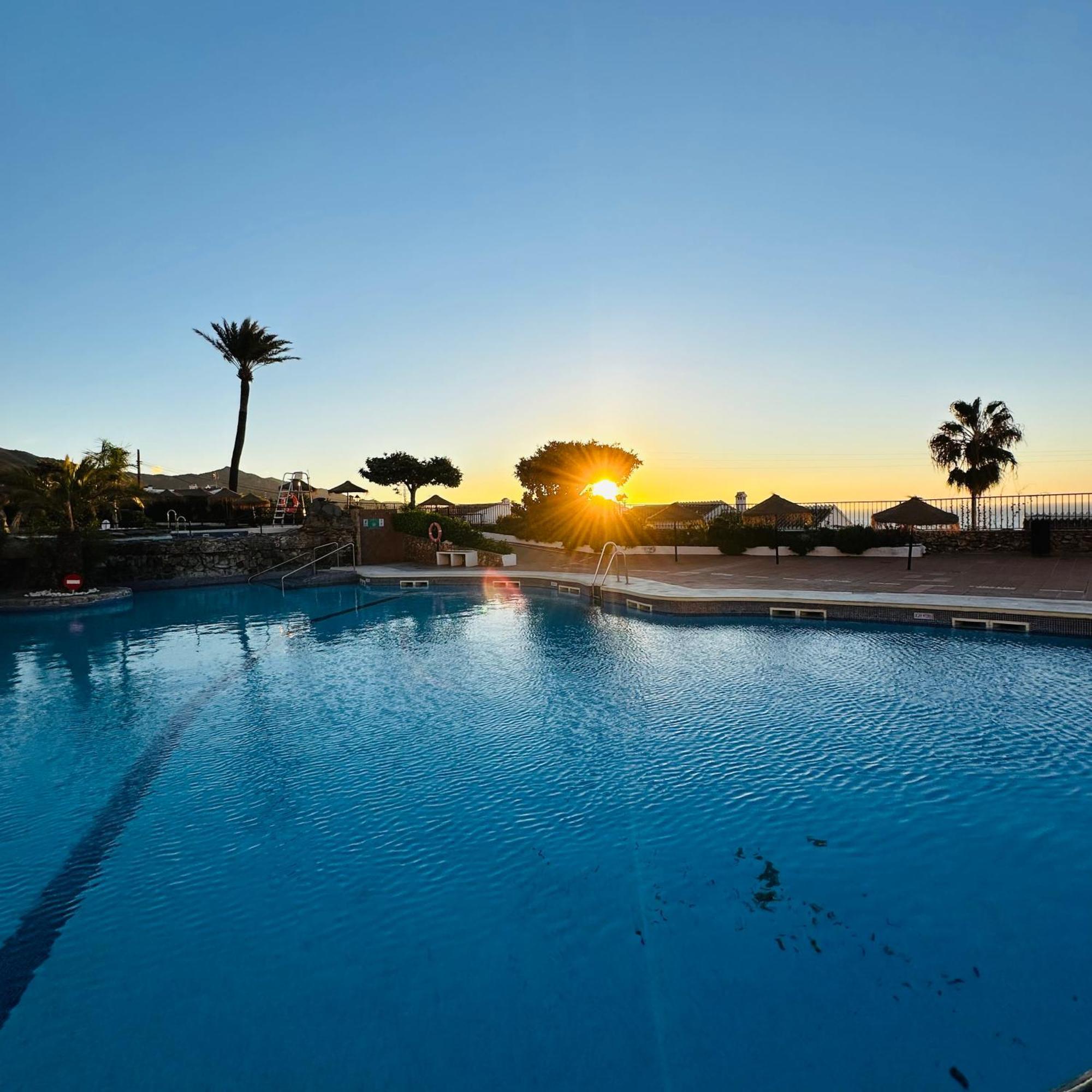 Right By The Pool Area In Capistrano Village! Appartement Nerja